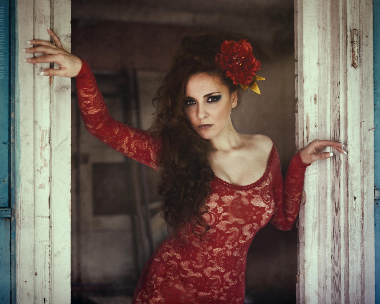 Испанская девушка в красном кружевном платье