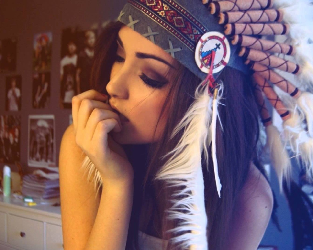 Девушка индианка грызет ногти