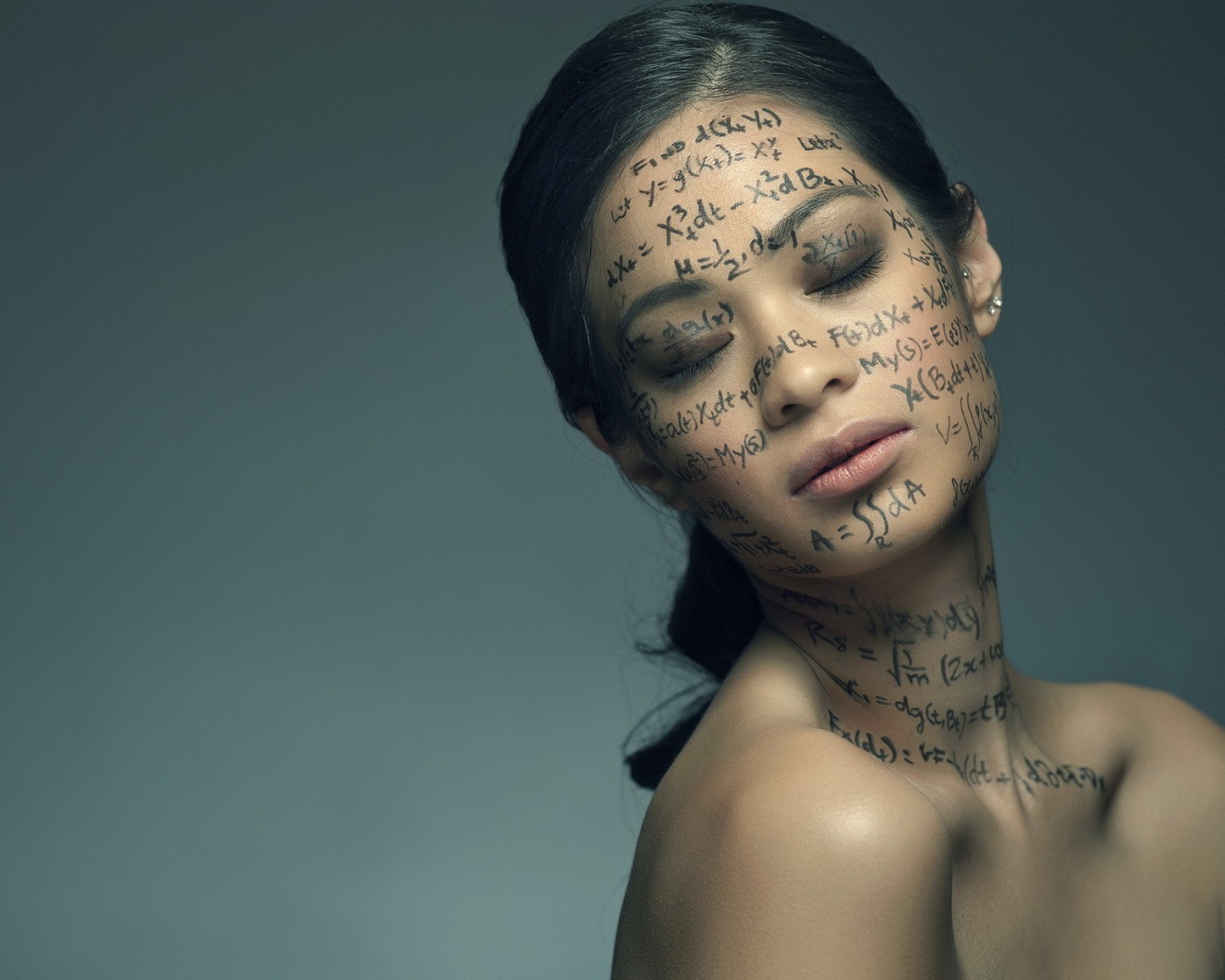 Надписи и формулы на лице у девушки