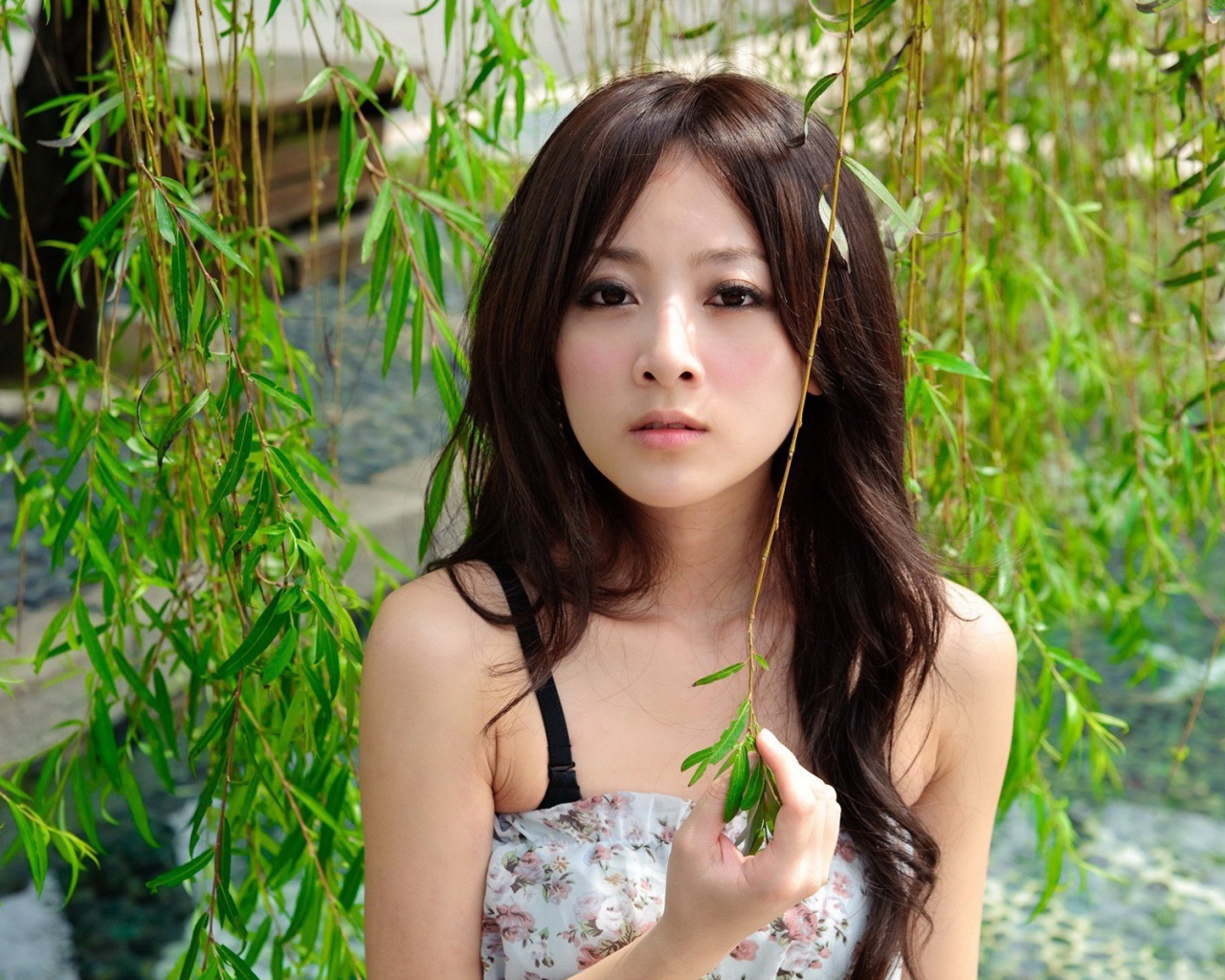 Японская девушка среди ветвей вербы