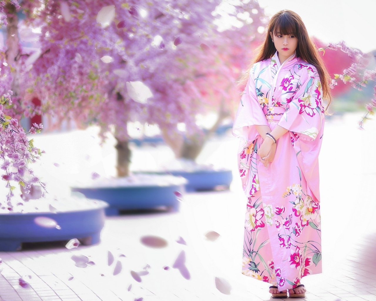 Японская девушка в розовом кимоно