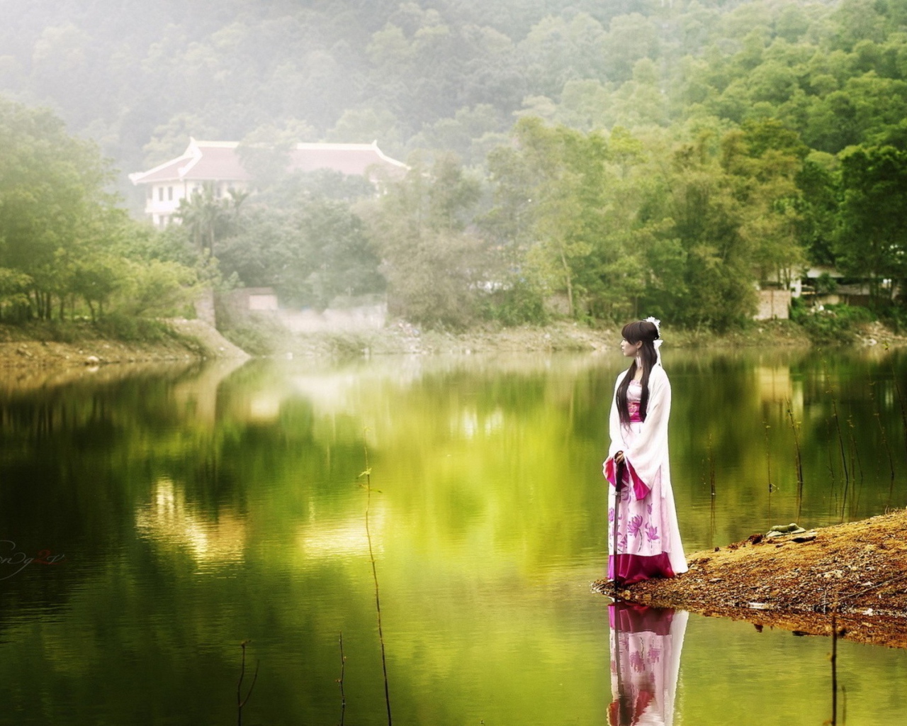 Японская девушка стоит на берегу водоема