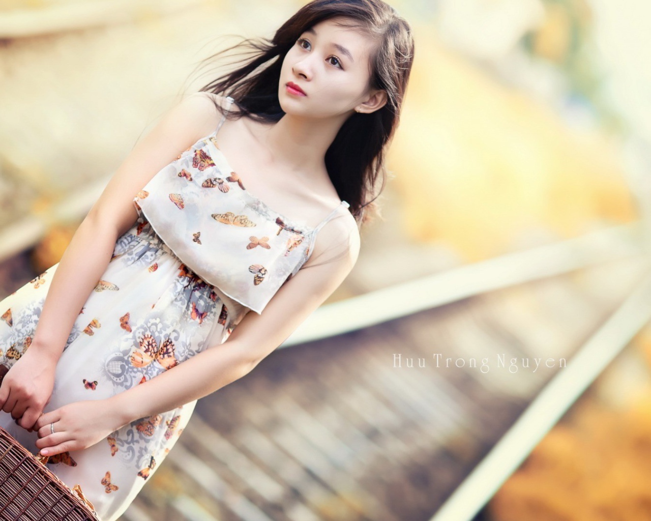 Японская девушка с сумкой в руках