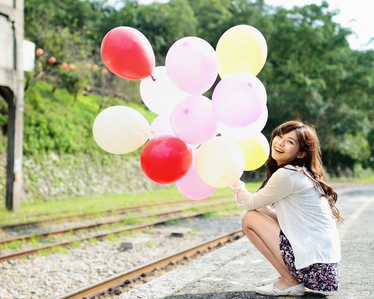 Японская девушка со связкой надувных шаров