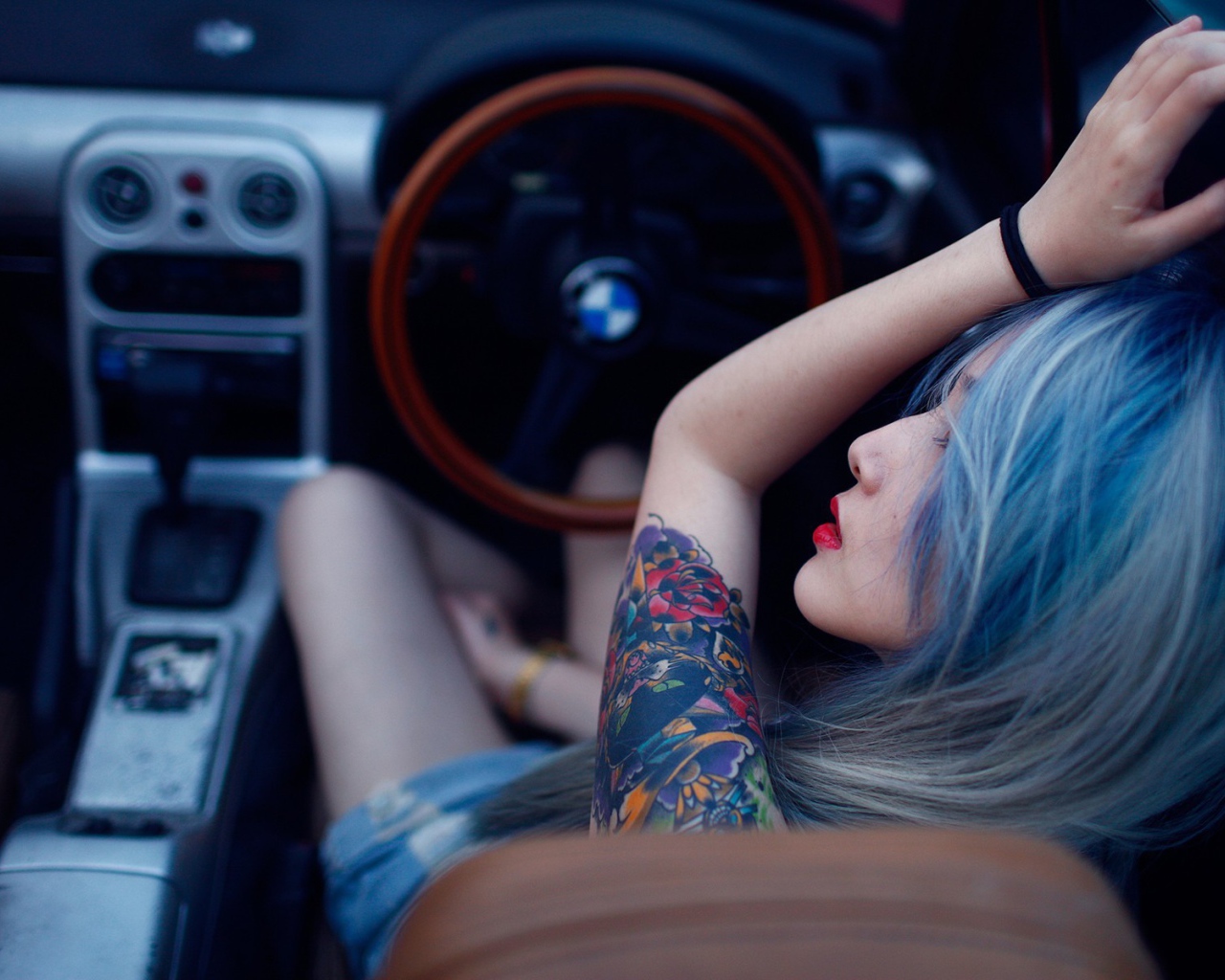 Японская девушка с тату за рулем автомобиля