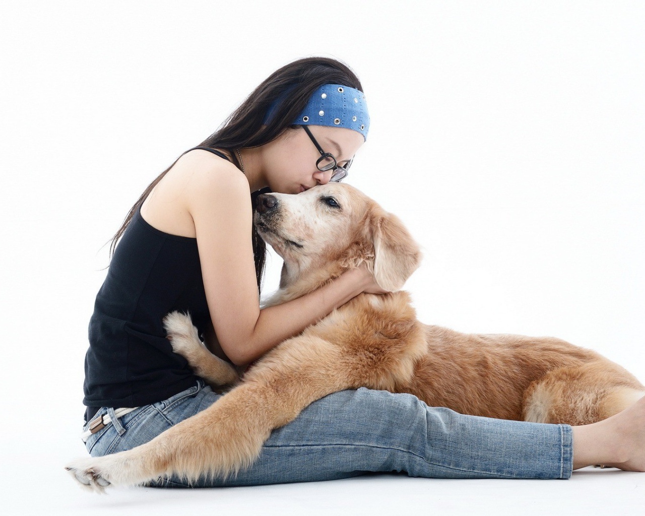 Японка обнимает своего пса