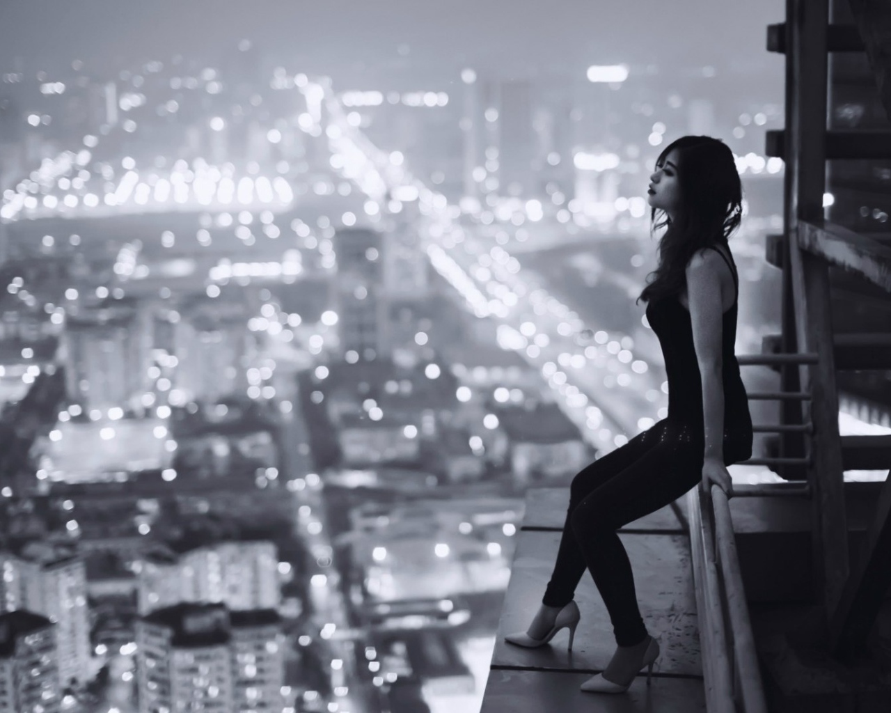 Японка смотрит на ночной Токио