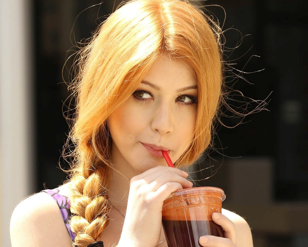 Кэтрин Макнамара пьет кофе через трубку