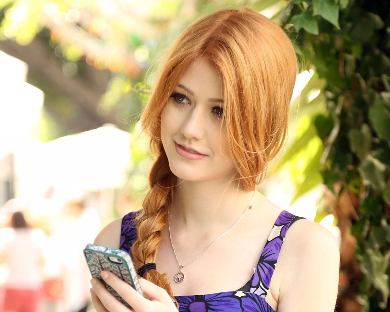 Девушка Кэтрин Макнамара с телефоном в руке