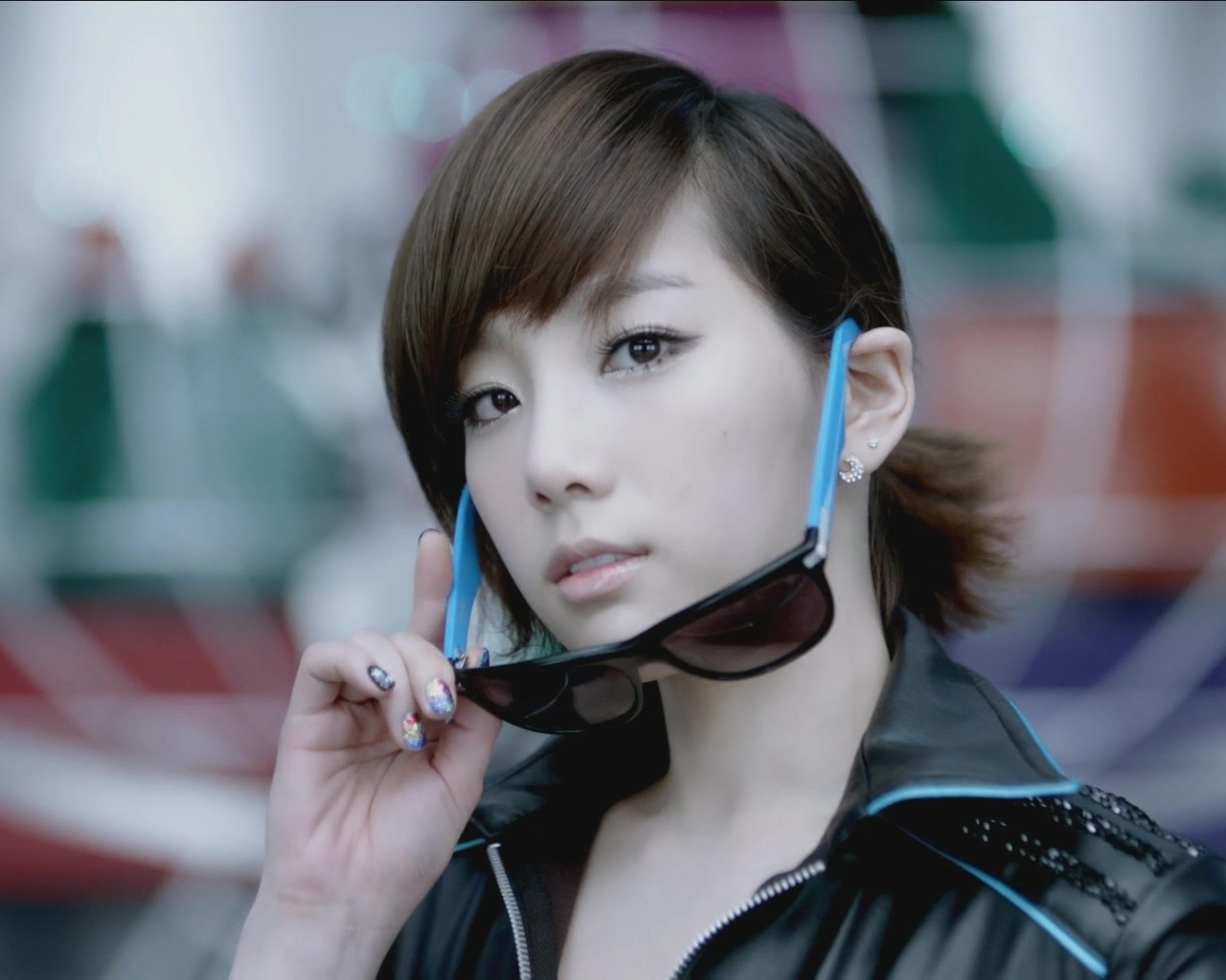 Корейская девушка модель в очках 