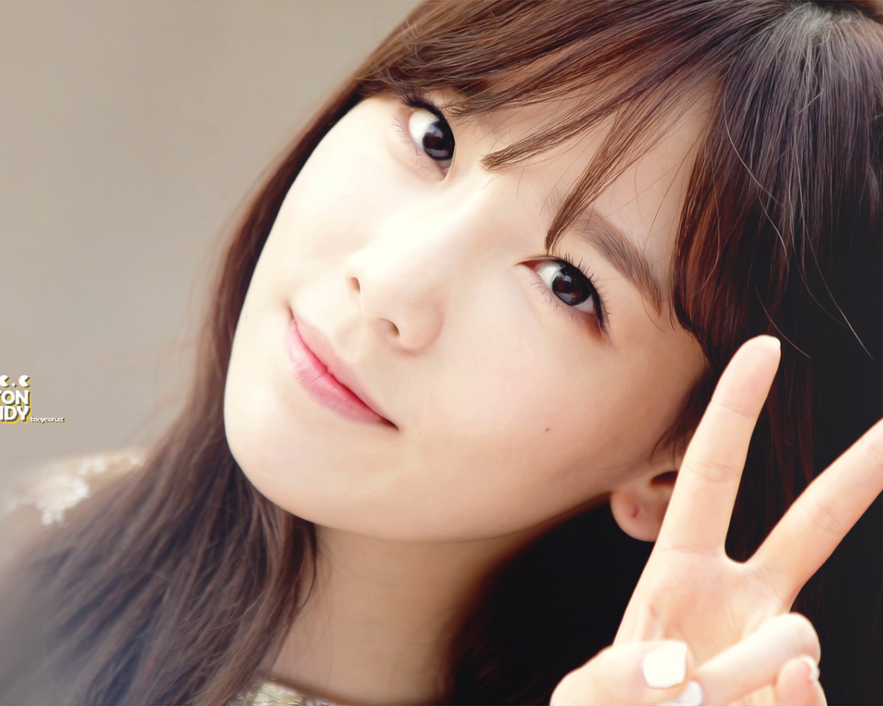 Корейская девушка показывает знак победы