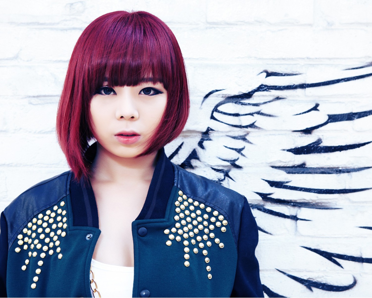 Кореянка с красными волосами ангел