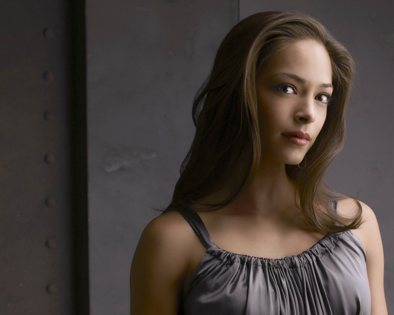 Кристин Кройк в сером платье