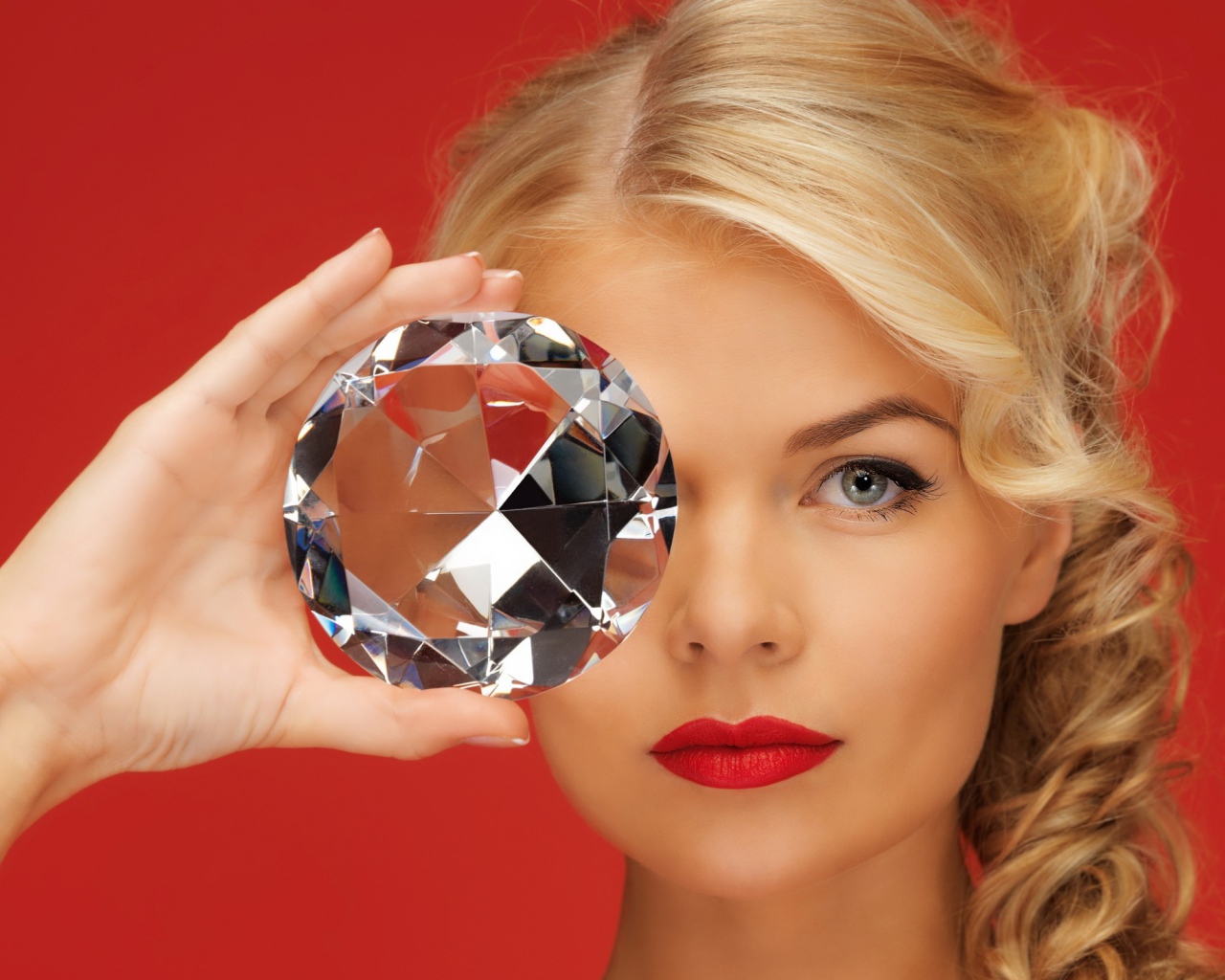 Большой бриллиант в руке у девушки