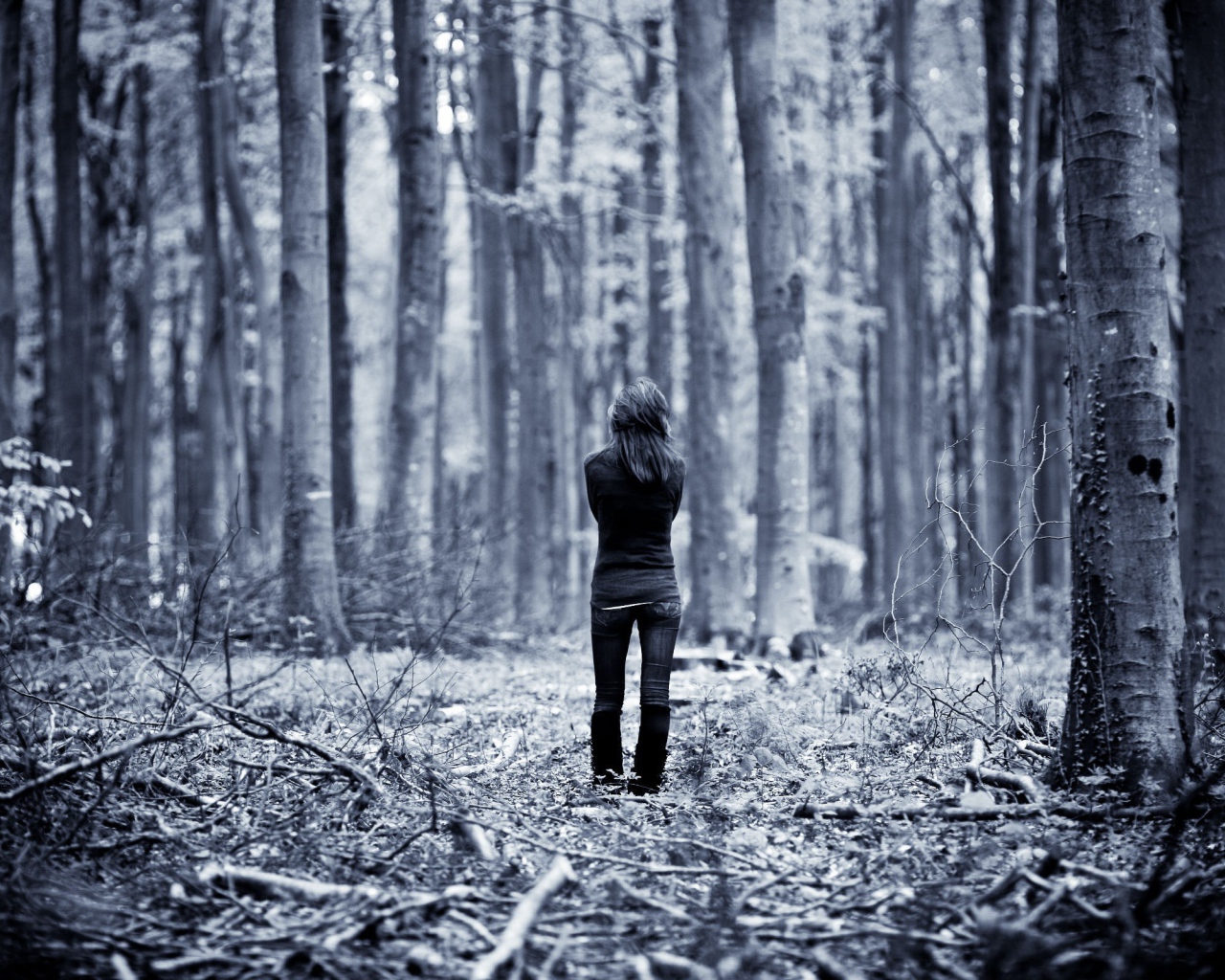 Одинокая девушка в лесу