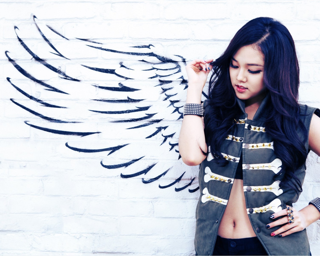 Длинноволосая брюнетка ангел