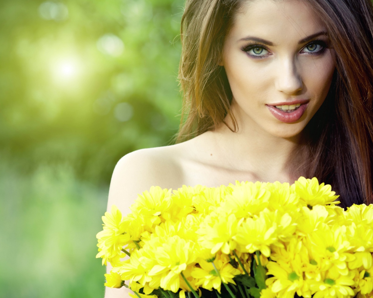 Длинноволосая девушка с букетом желтых полевых цветов