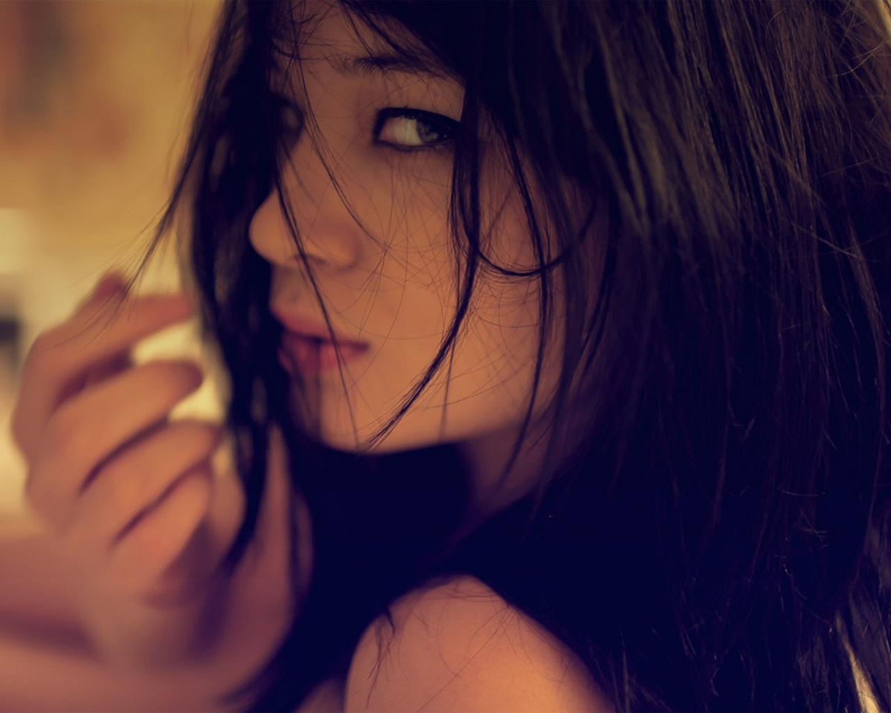 Искушающий взгляд брюнетки