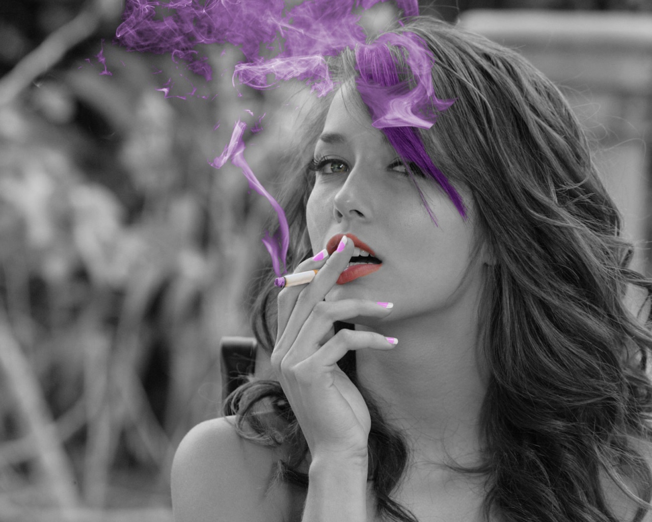 Модель Малена Морган с сигаретой