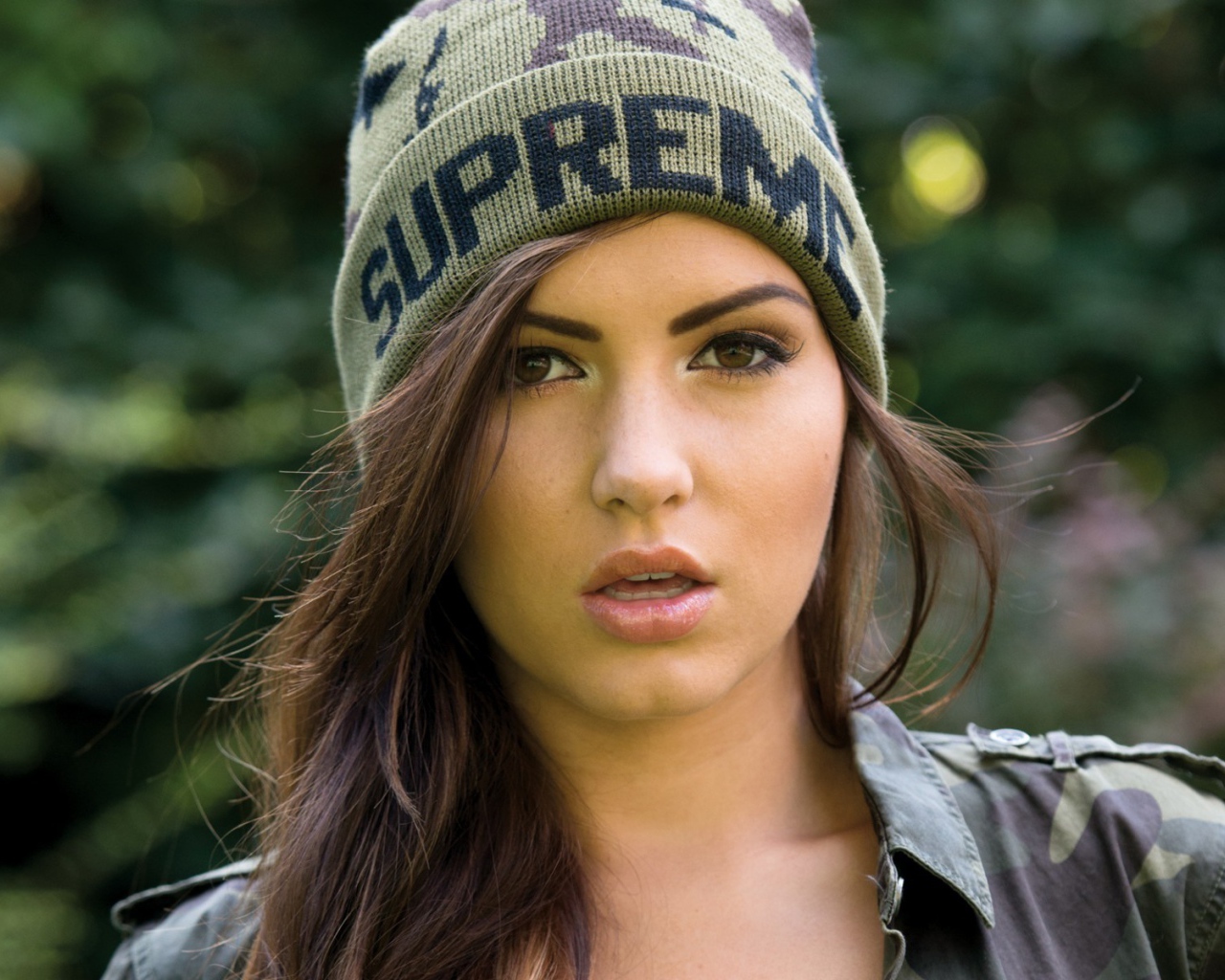 Модель в шапке Сабина Емельянова