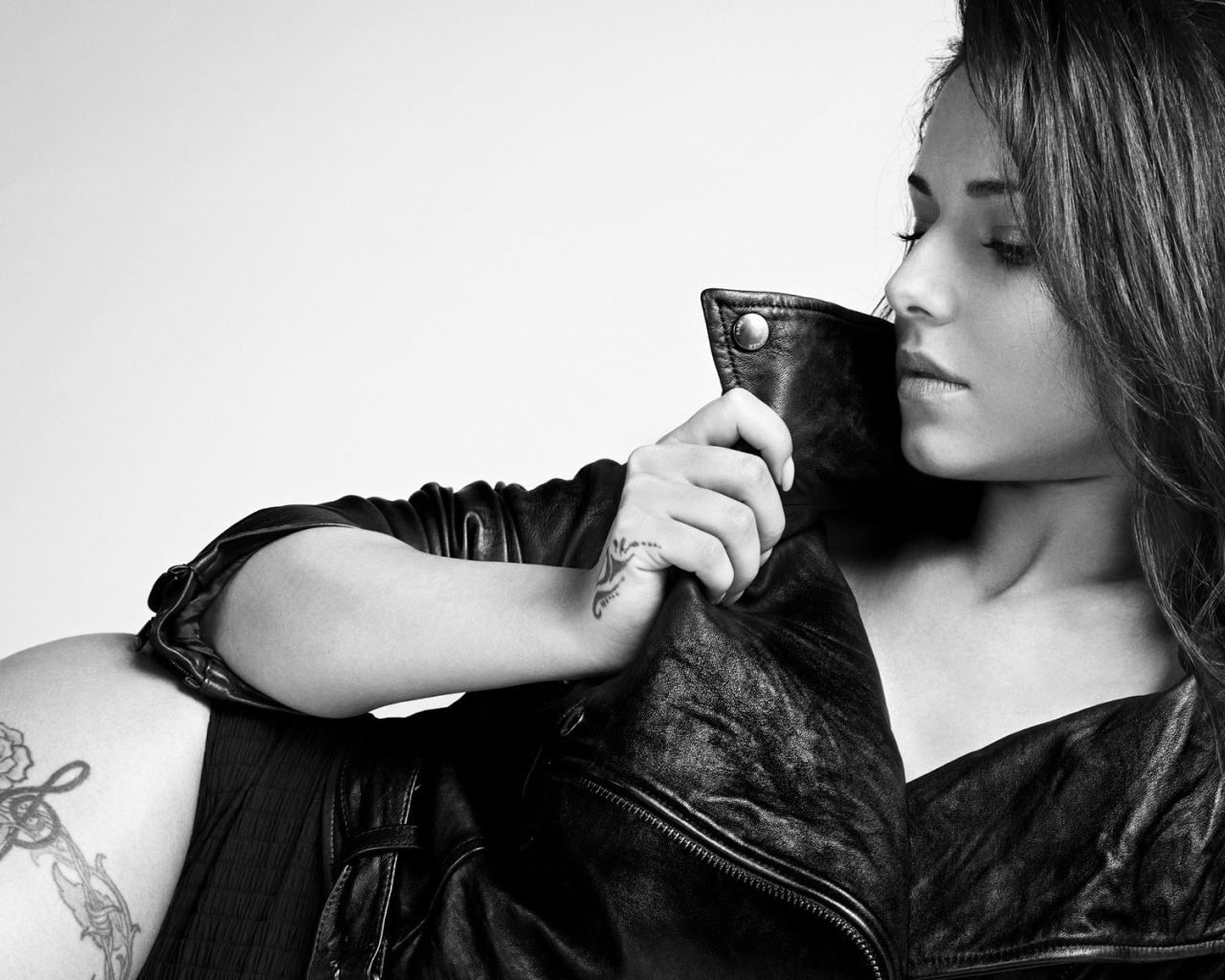 Монохромное фото девушки в кожаной куртке