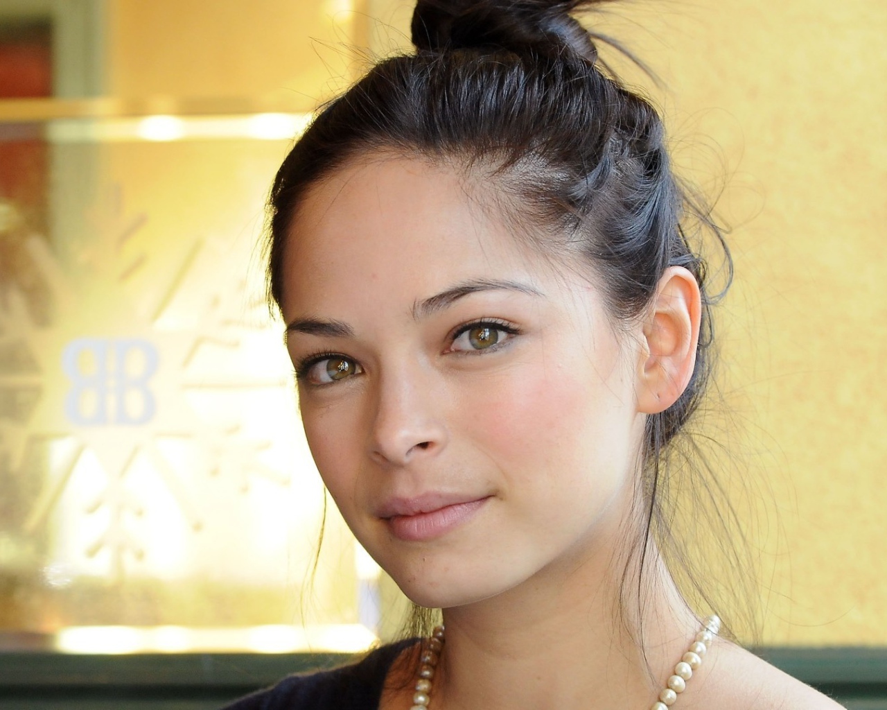 Ожерелье на шее Кристин Кройк