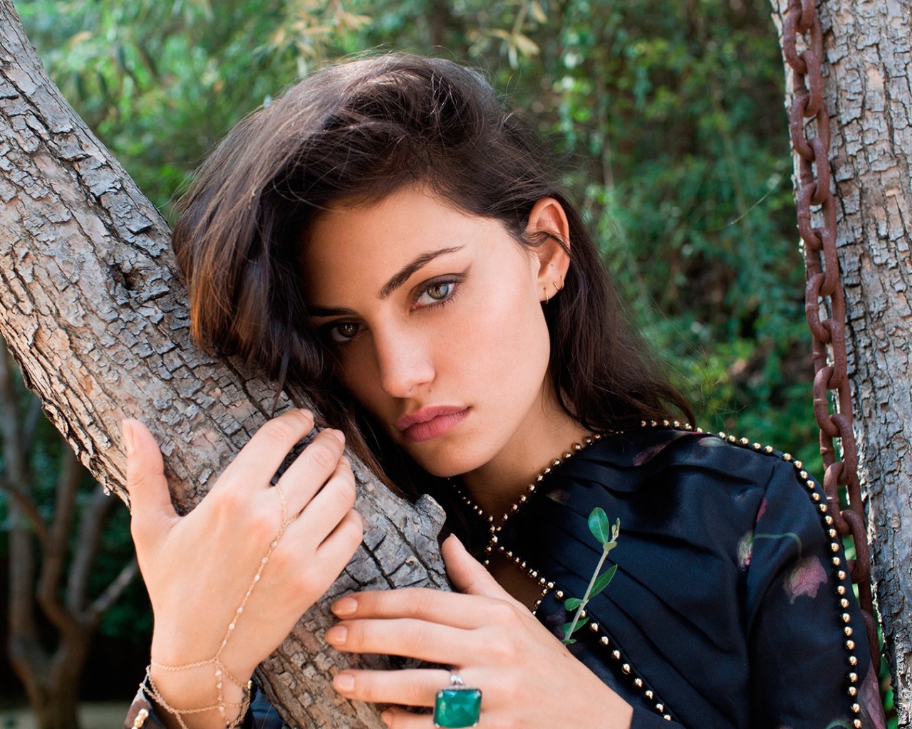 Фиби Тонкин, модель, обняла ствол дерева