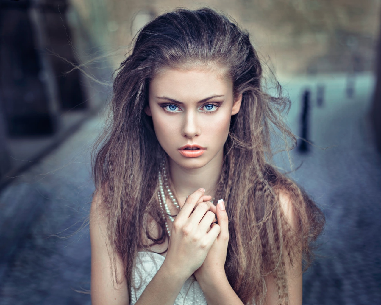 Портрет девушки с ожерельем на шее