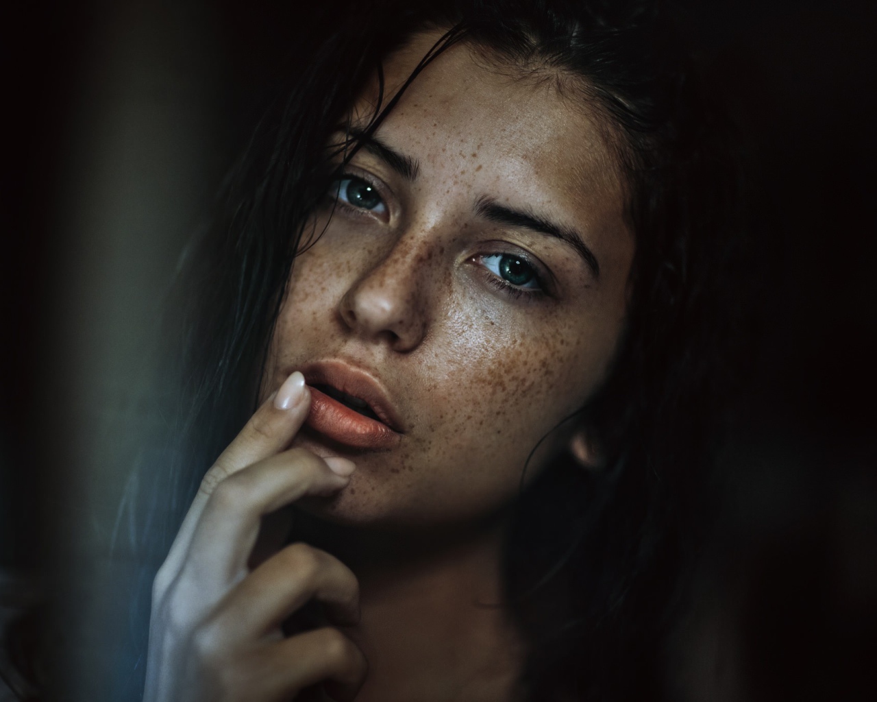 Портрет веснушчатой девушки