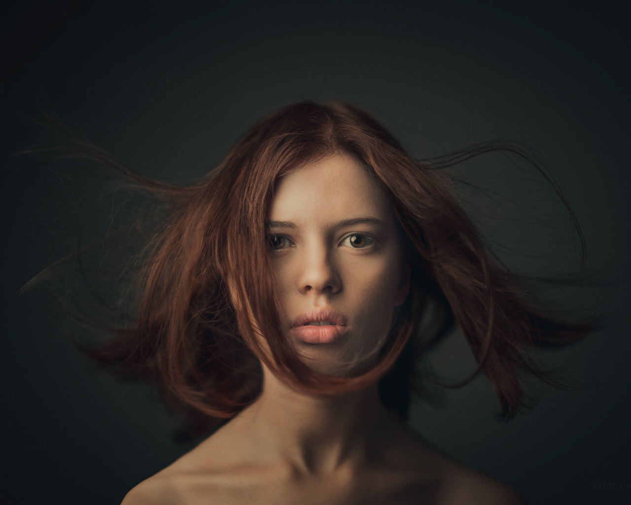 Портретное фото длинноволосой девушки