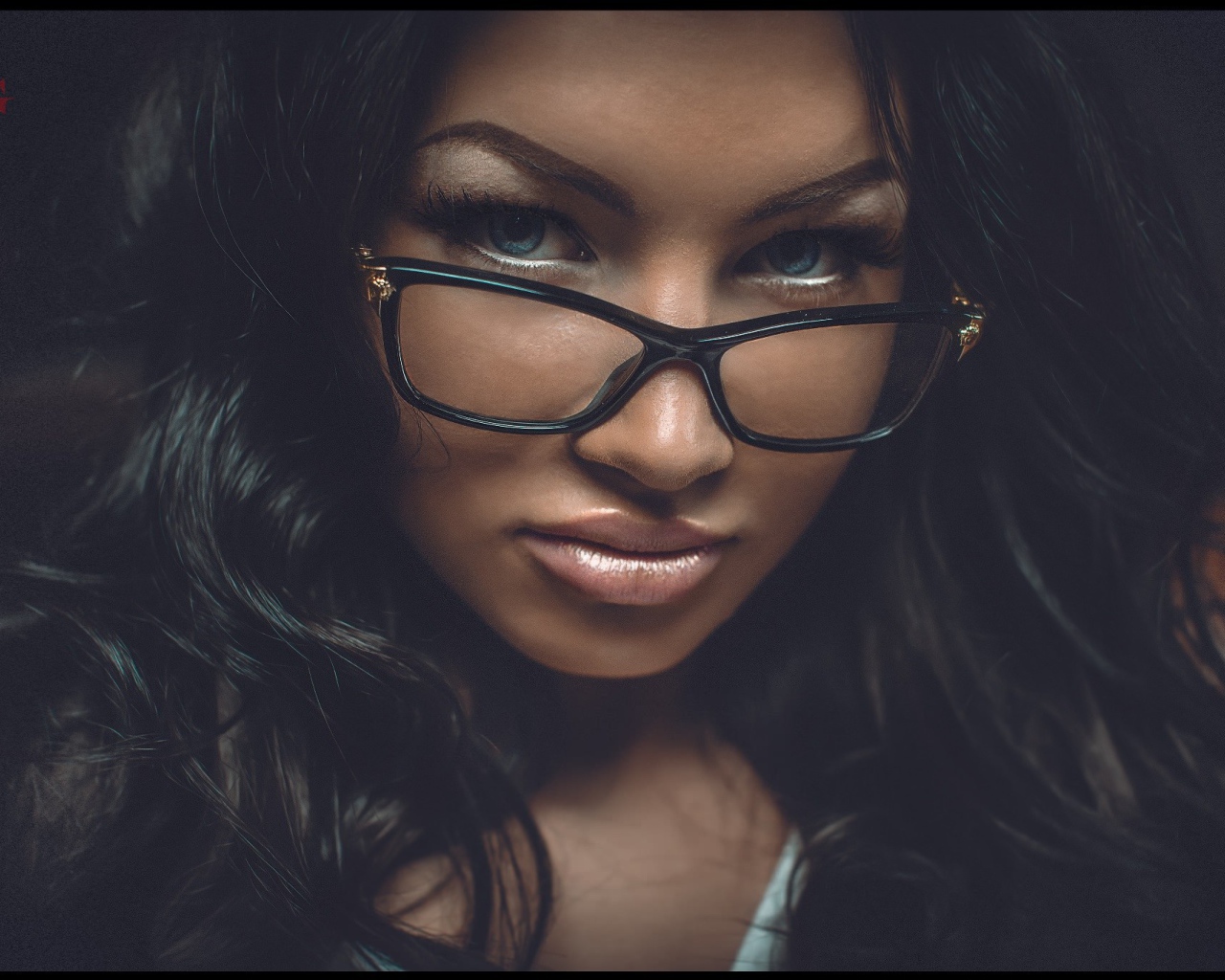 Портретное фото брюнетки в очках