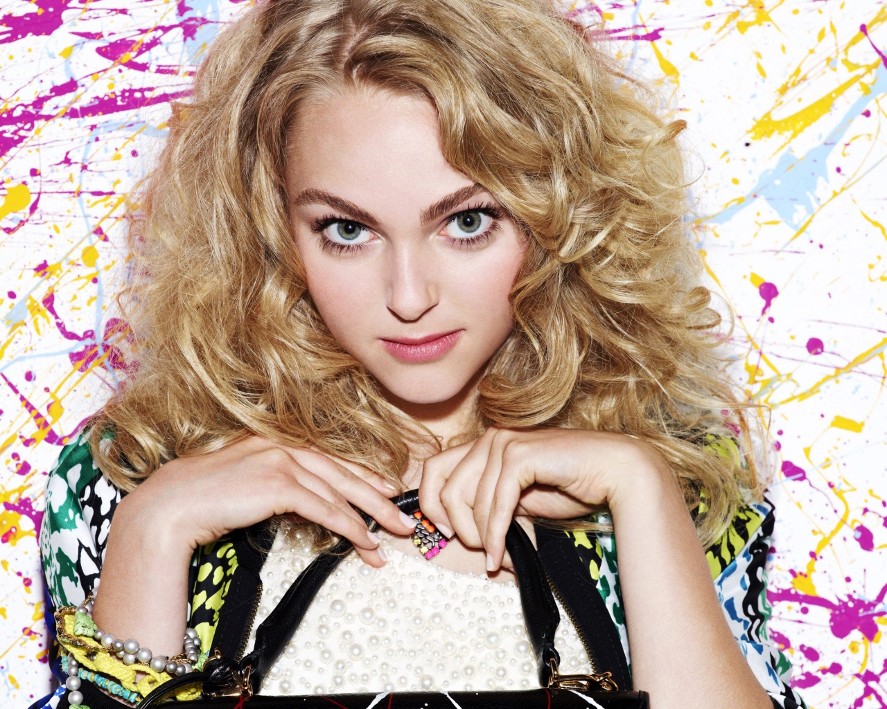 Милая блондинка Аннасофия Робб