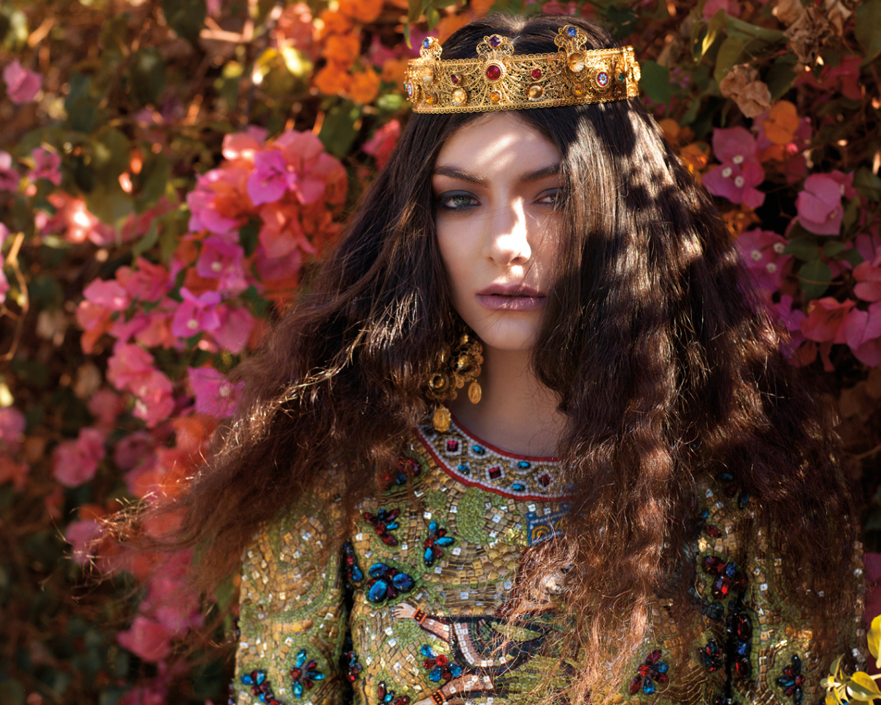 Принцесса среди цветущих кустов