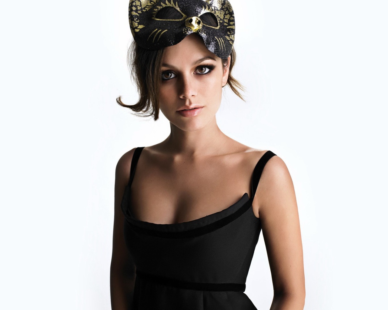 Рэйчел Билсон в маске на белом фоне