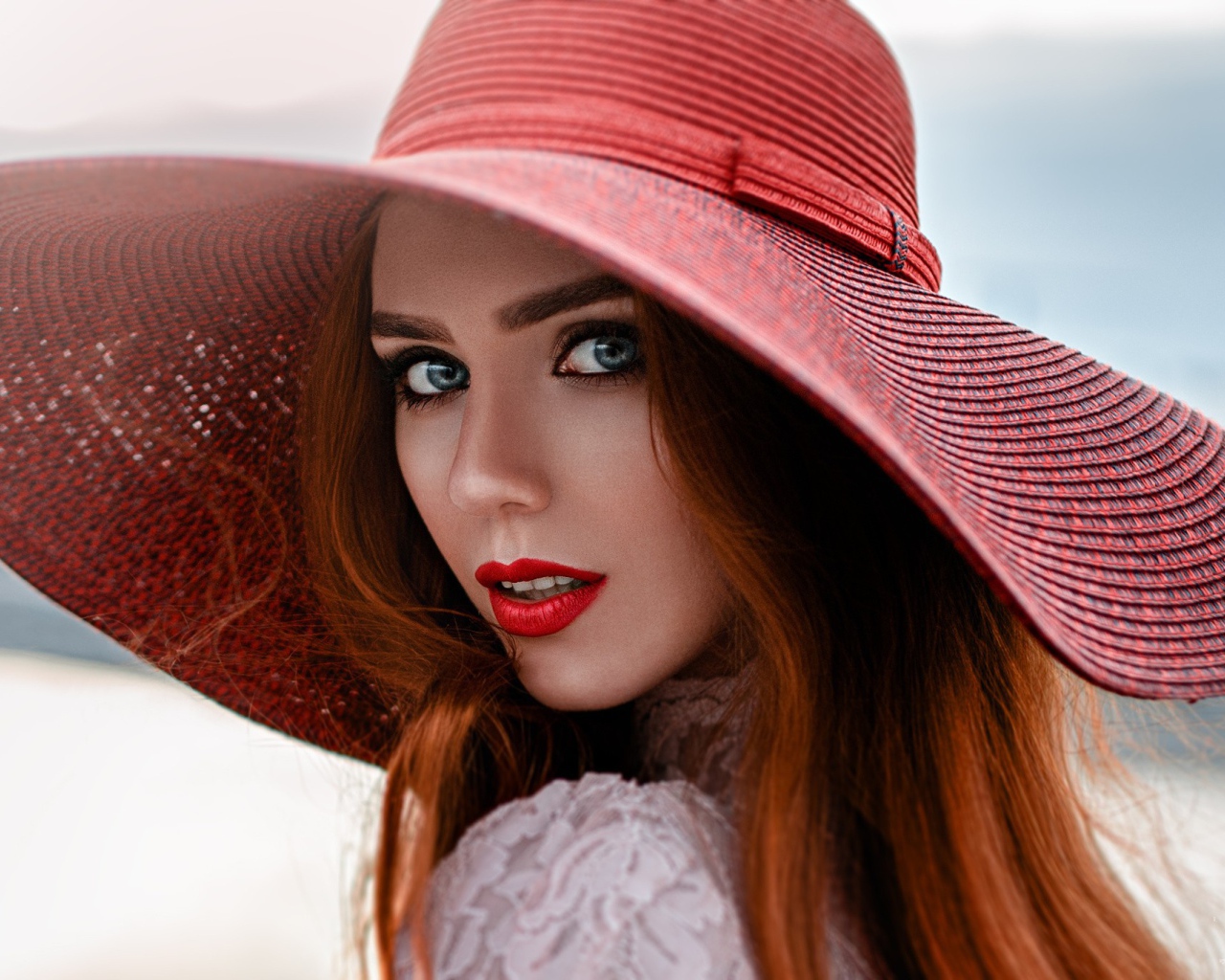 Рыжая девушка в большой красной шляпе