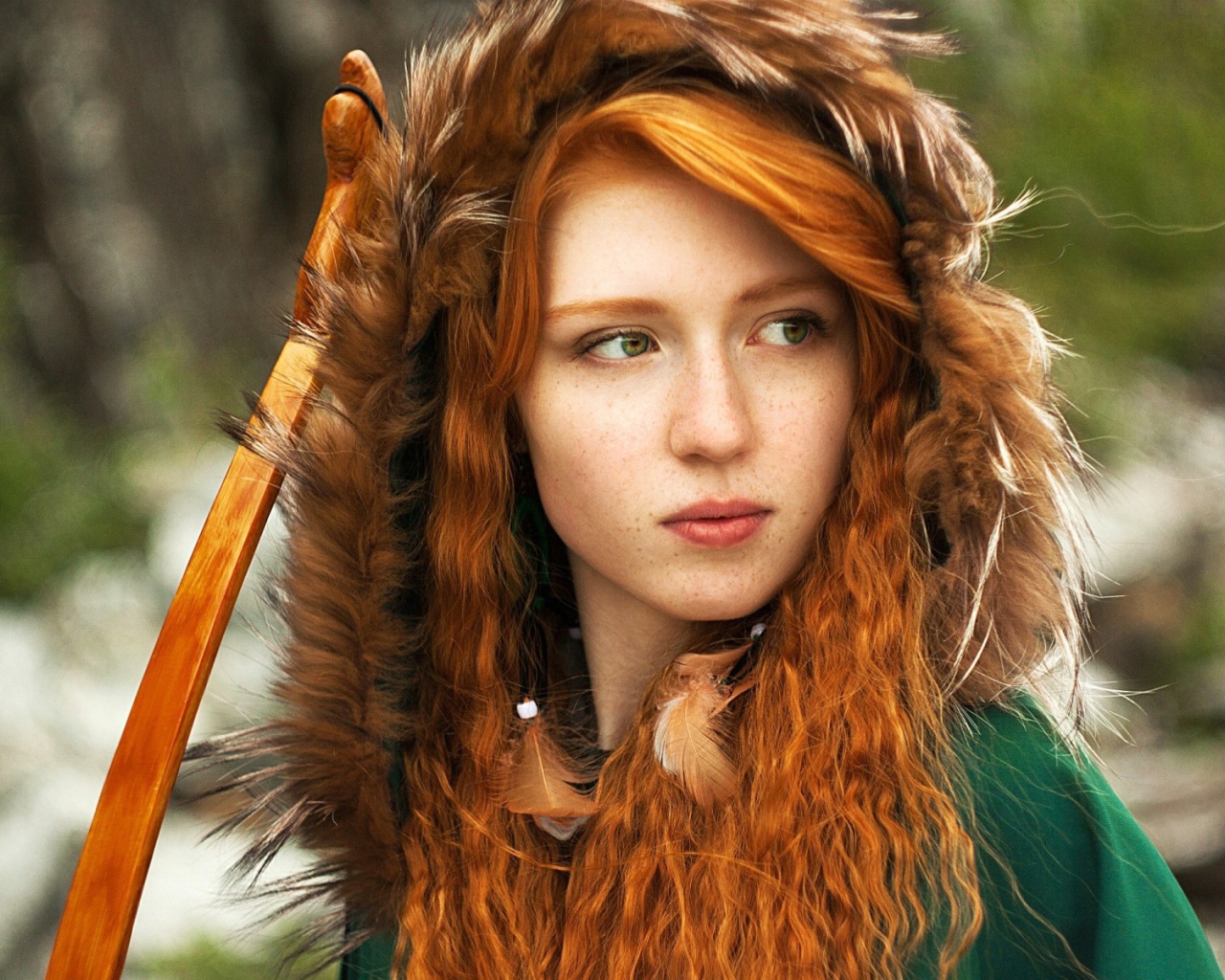 Рыжая девушка в зеленом балахоне