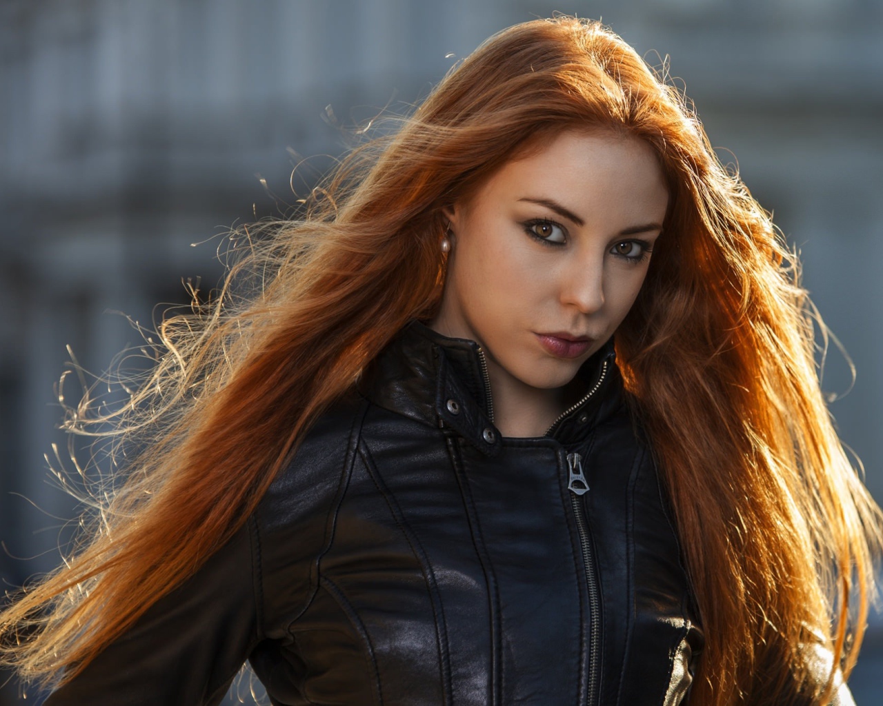 Рыжая девушка в кожаной куртке, портрет