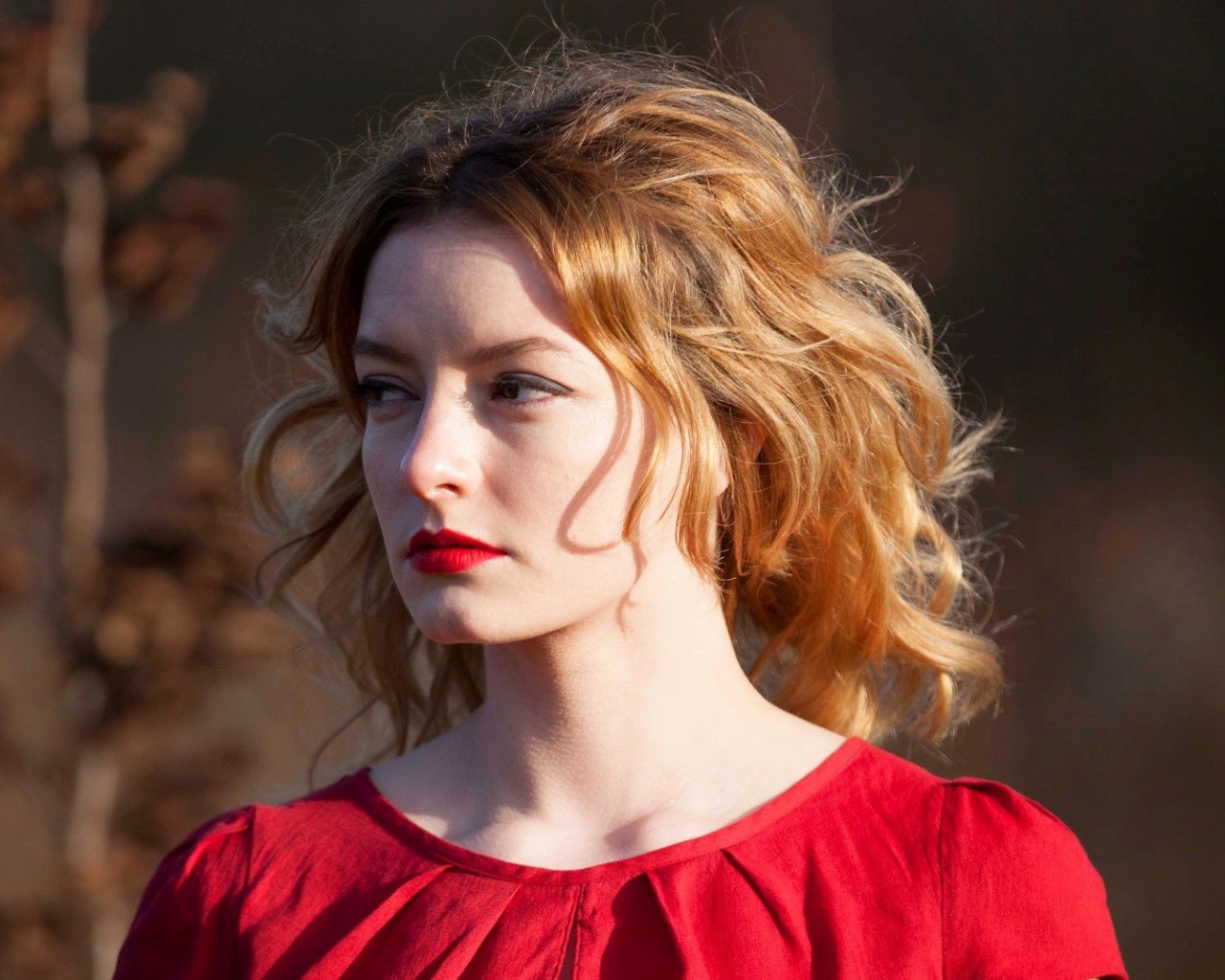 Рыжеволосая девушка в красном платье