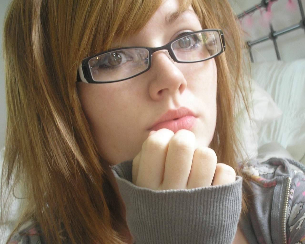 Рыжеволосая девушка в очках