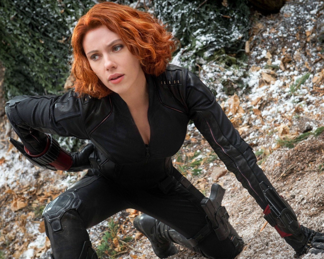 Рыжая девушка в кожаном костюме