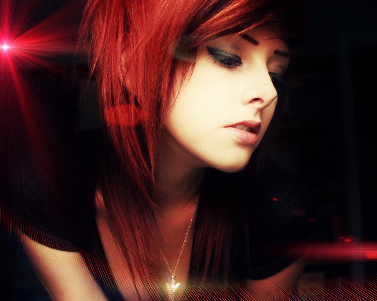 Рыжая девушка в красных лучах