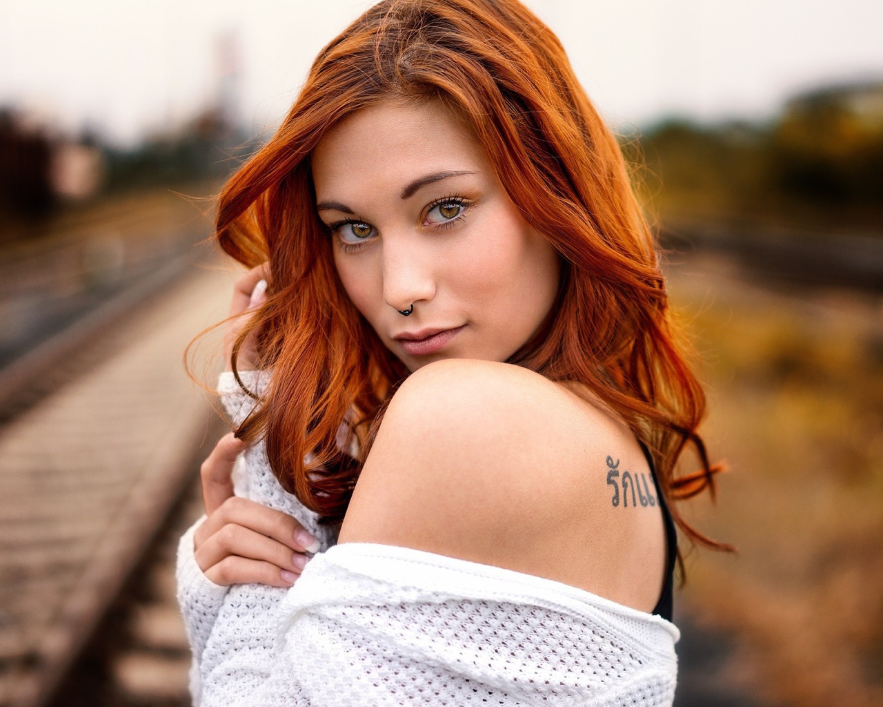 Рыжая девушка с кольцом в носу