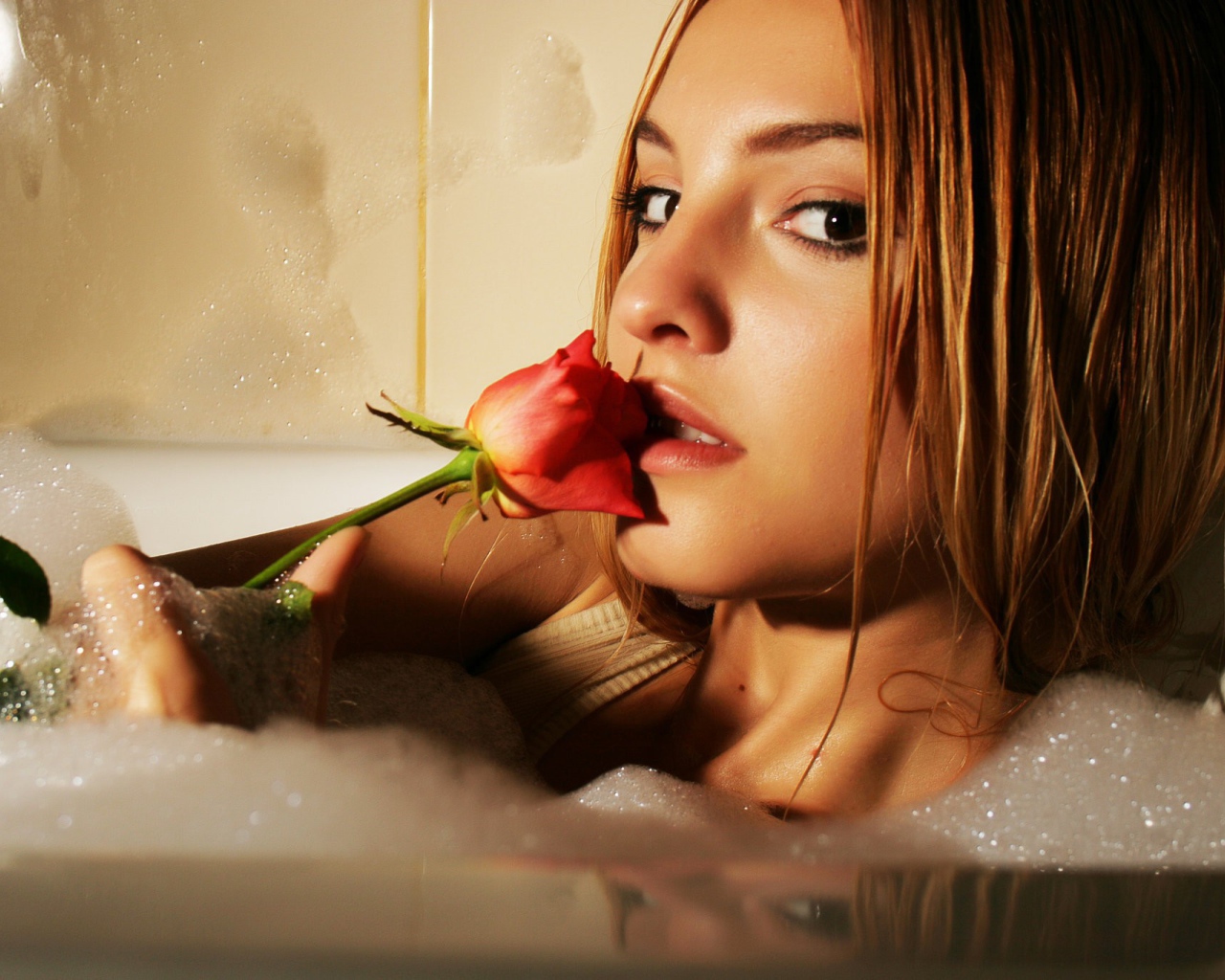 Рыжая девушка с розой купается