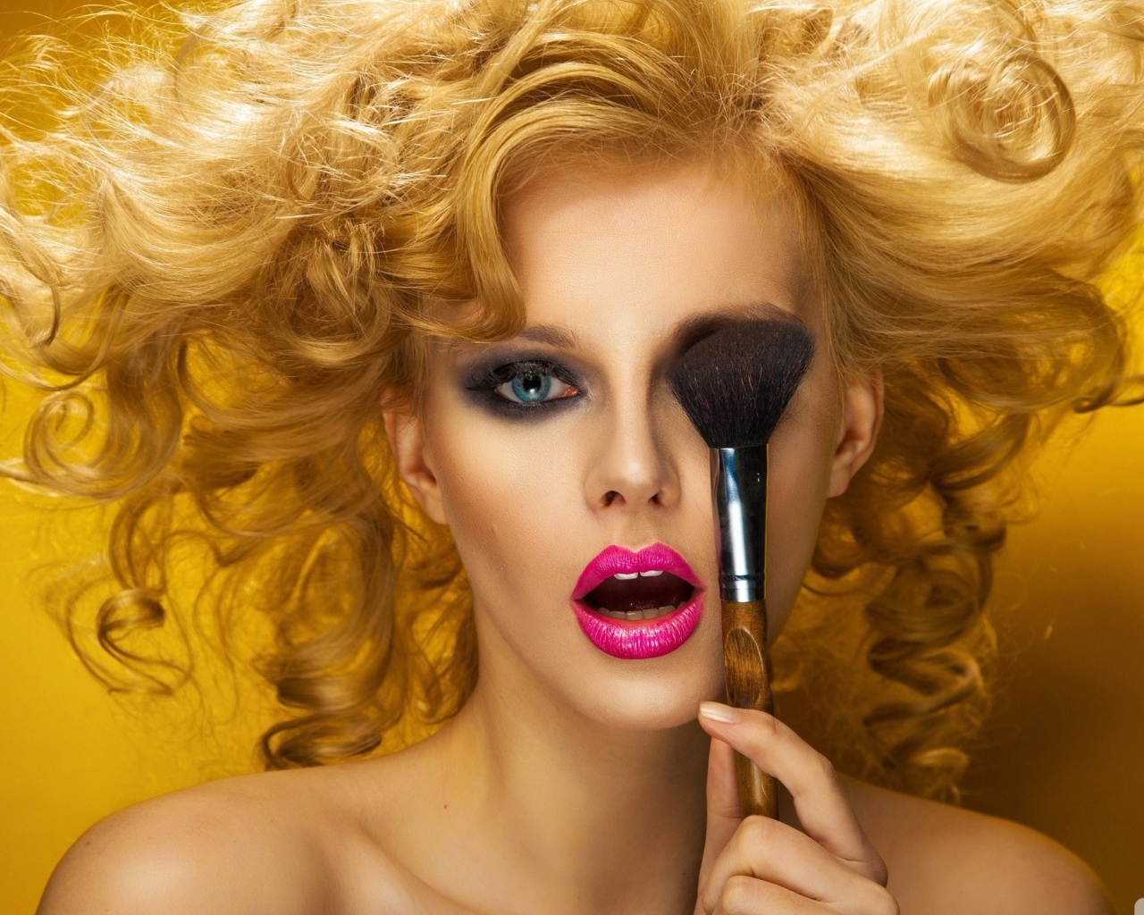 Рыжая девушка делает макияж