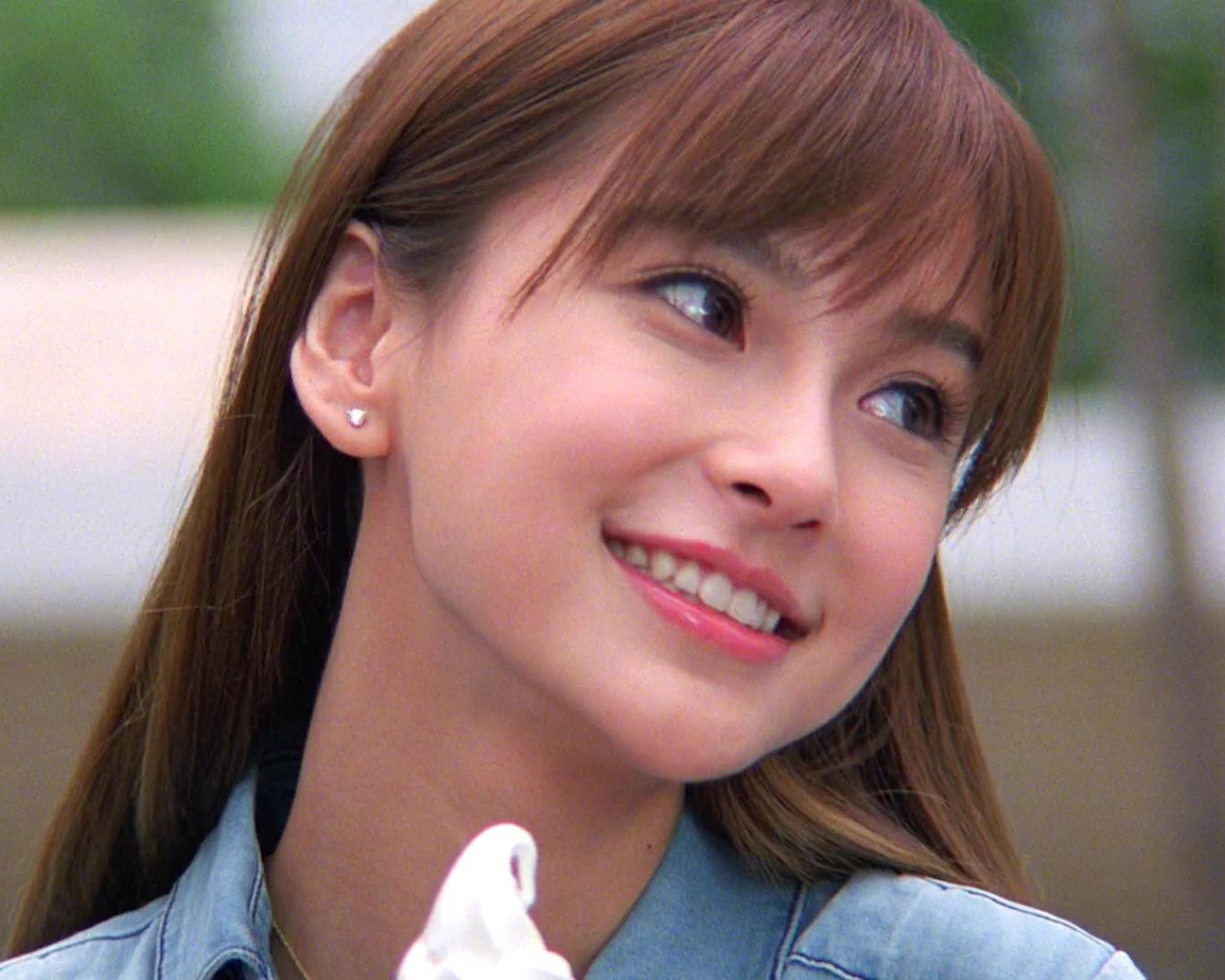 Рыжая девушка японка улыбается