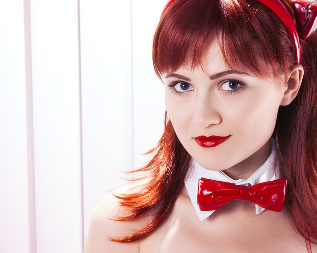 Красная бабочка на шее девушки