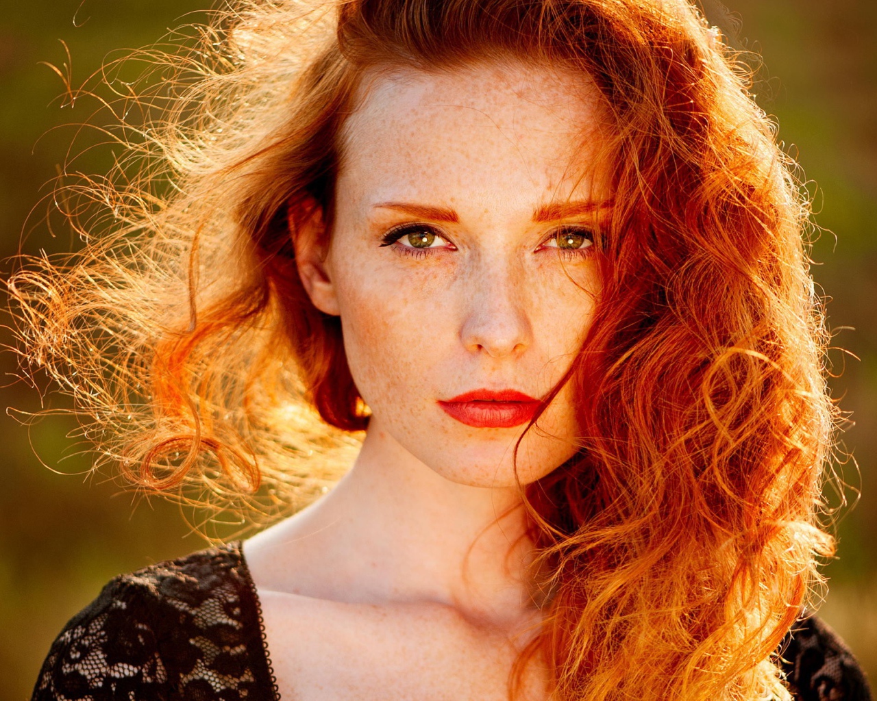 Красные губы у рыжей девушки