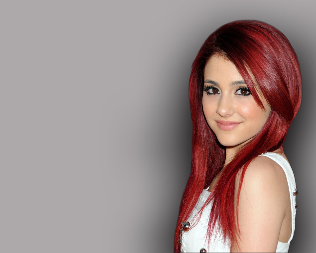 Красноволосая девушка Ариана Гранде