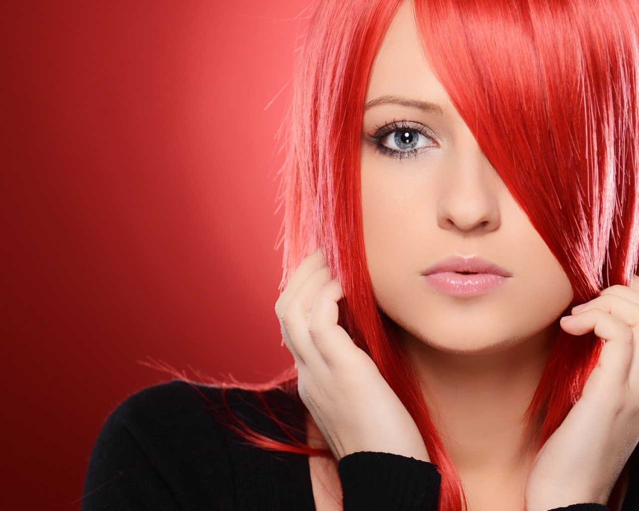Красноволосая девушка на красном фоне