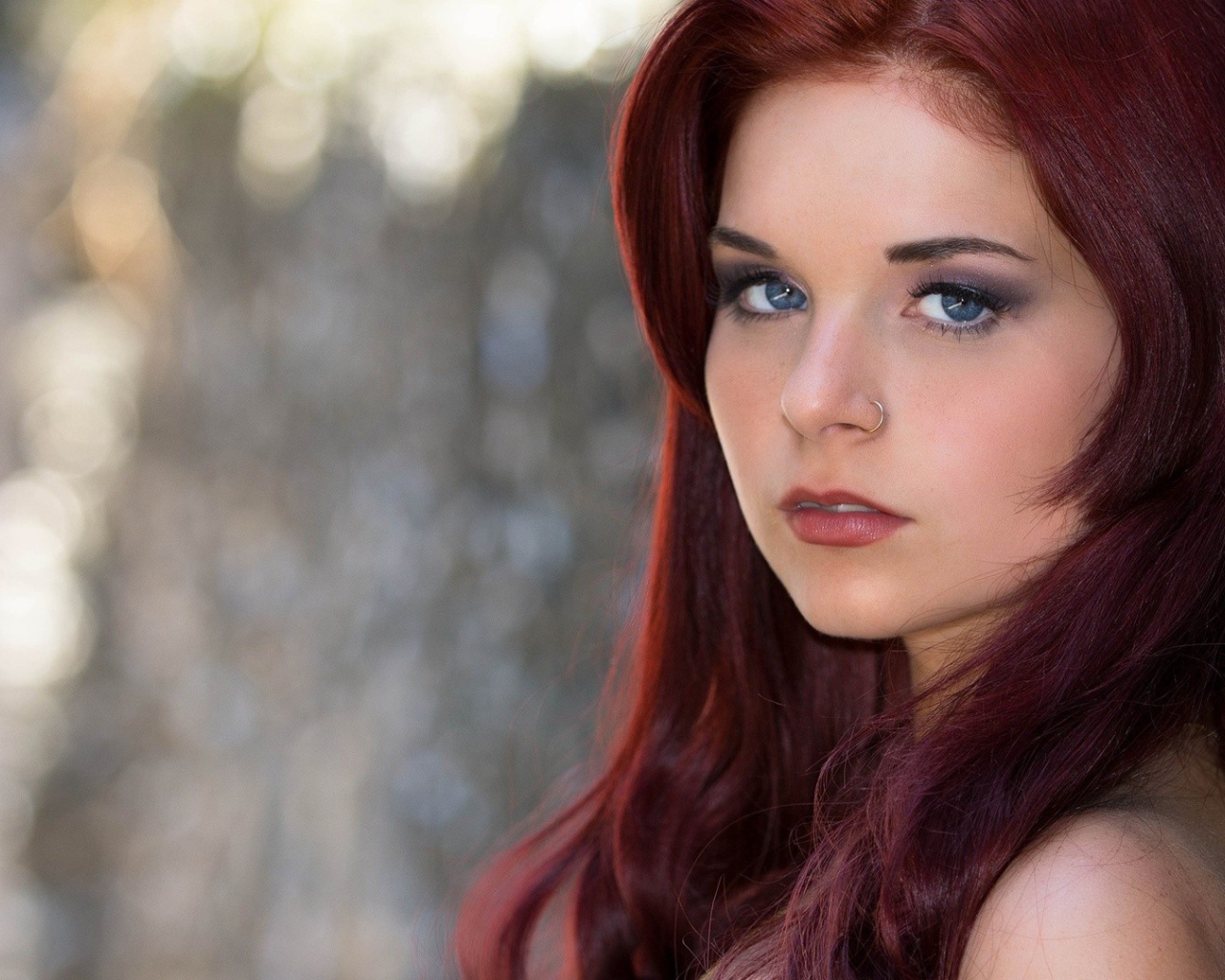 Кольцо в носу у девушки с коричневыми волосами